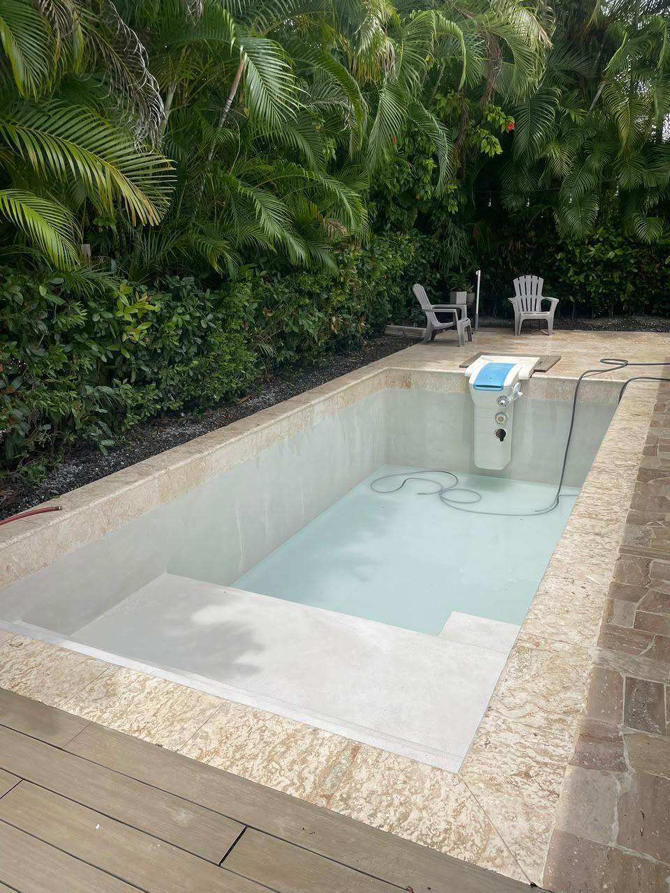 Piscina llenándose con acabado nuevo