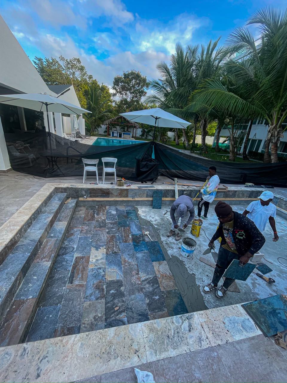Colocación de piedra en el fondo de la piscina