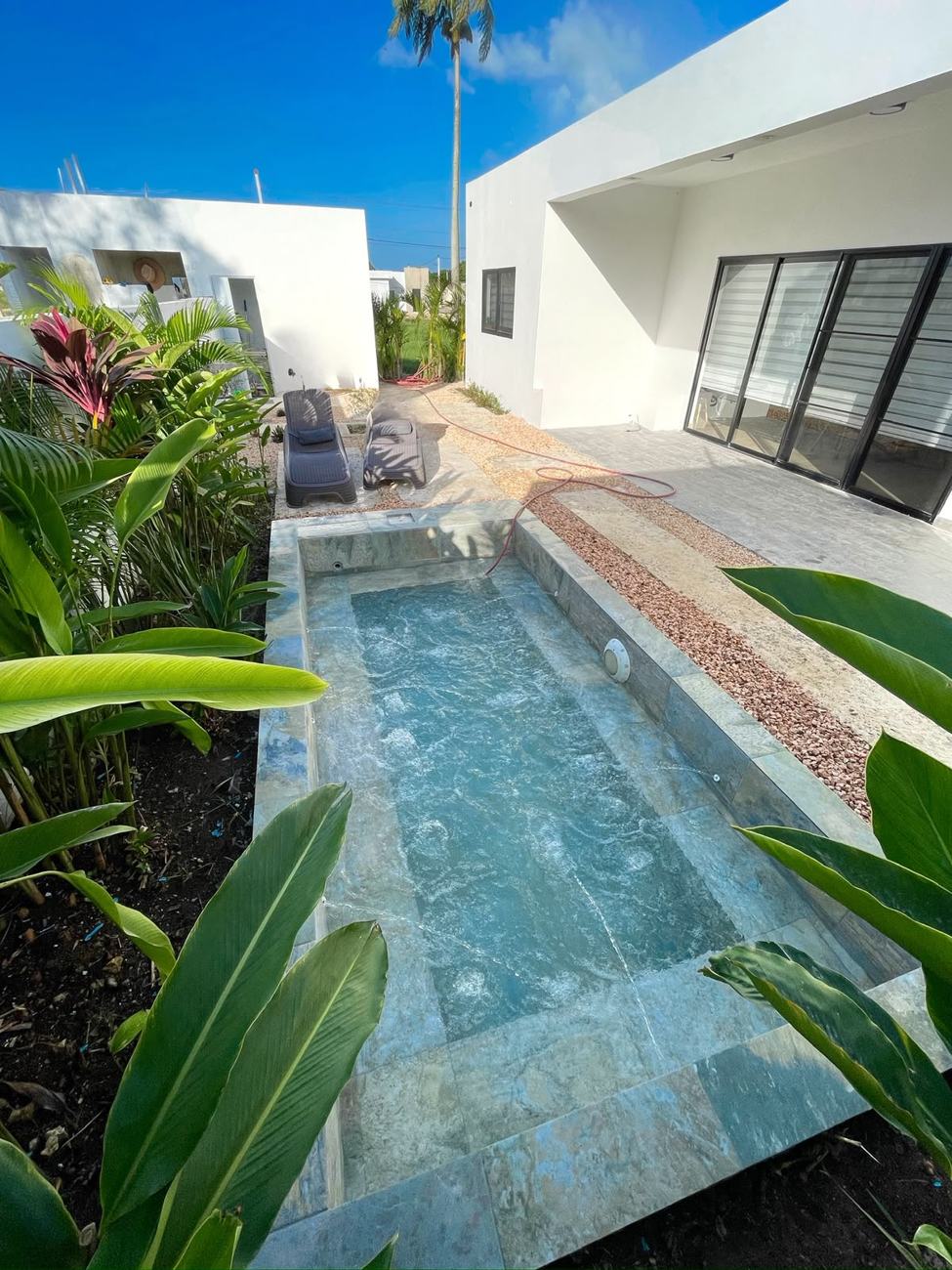 Piscuzzi con chorros en patio tropical