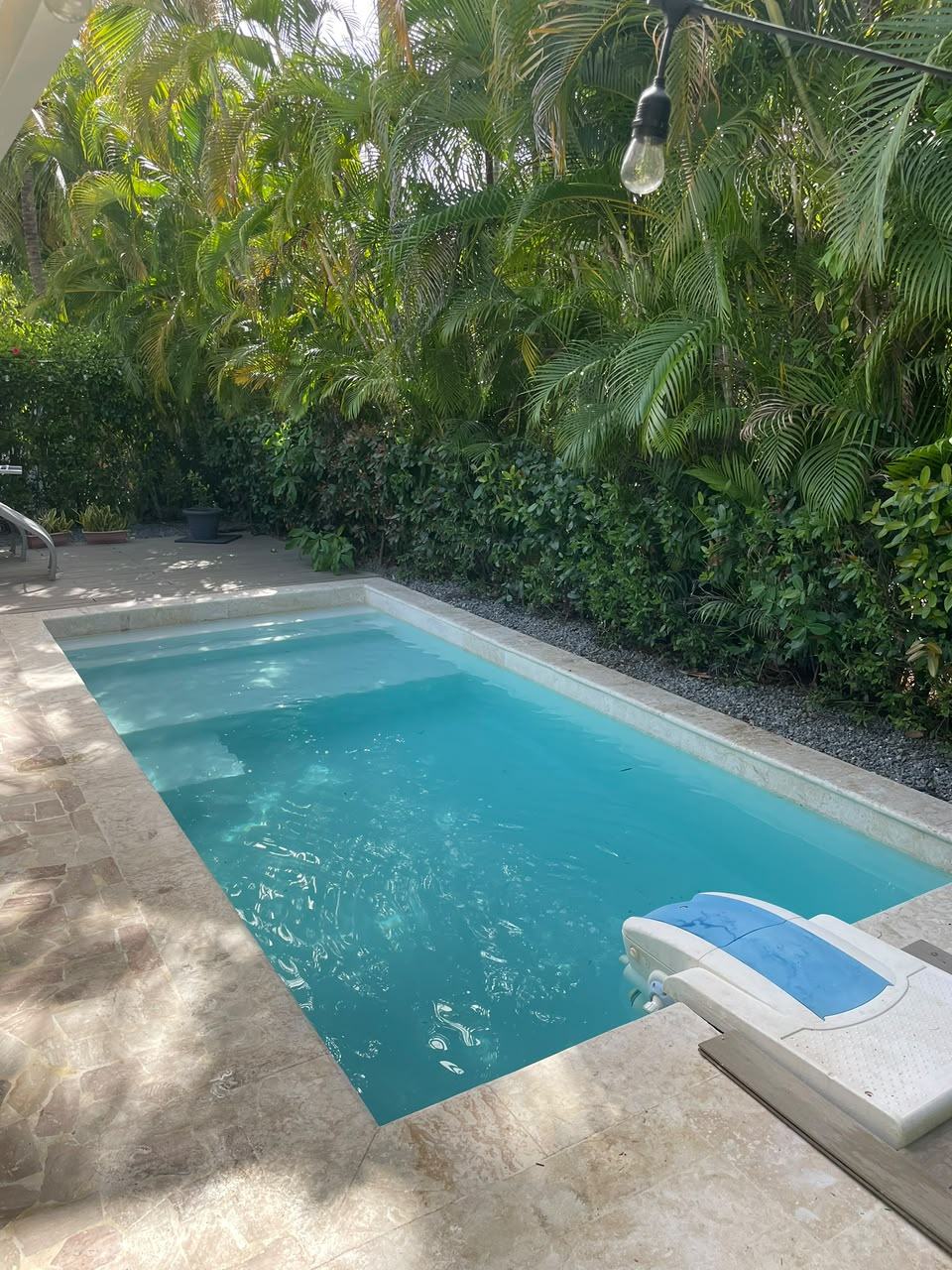 La misma piscina remodelada y llena