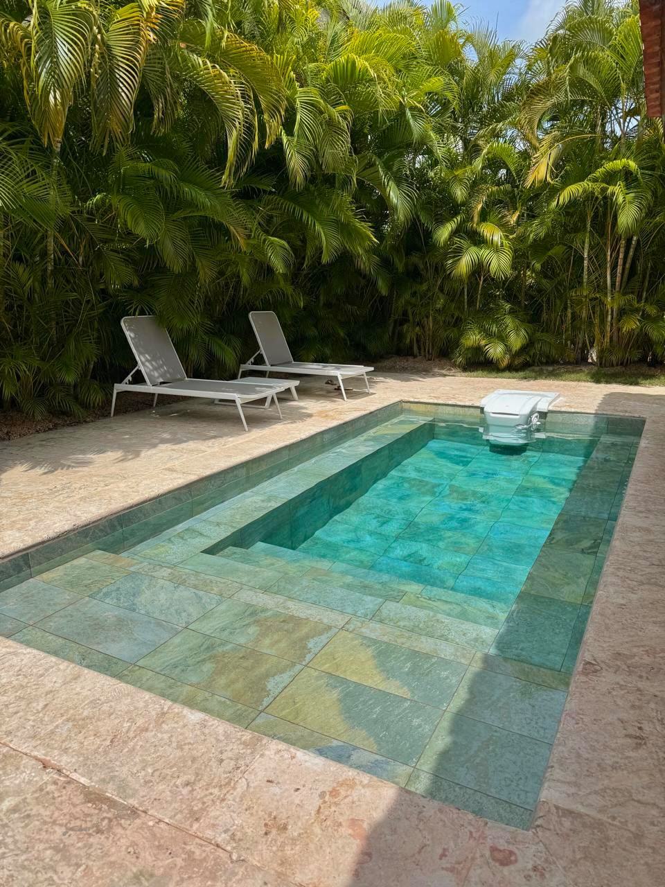 Piscina terminada con piedra verde